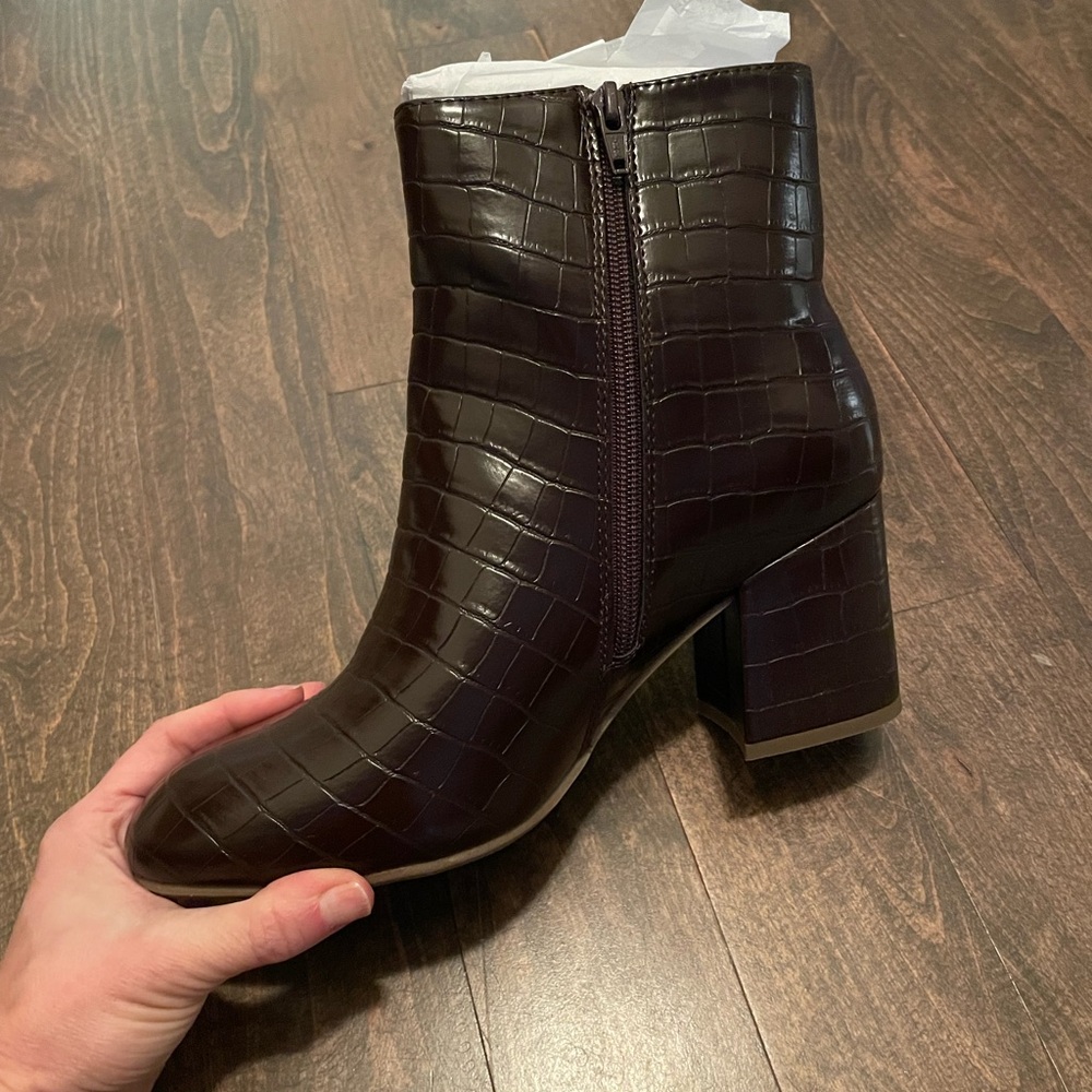 SO Rayven Stretch Brown Croc Ankle Boot Size 9.5 NIB New - Picture 6 of 11